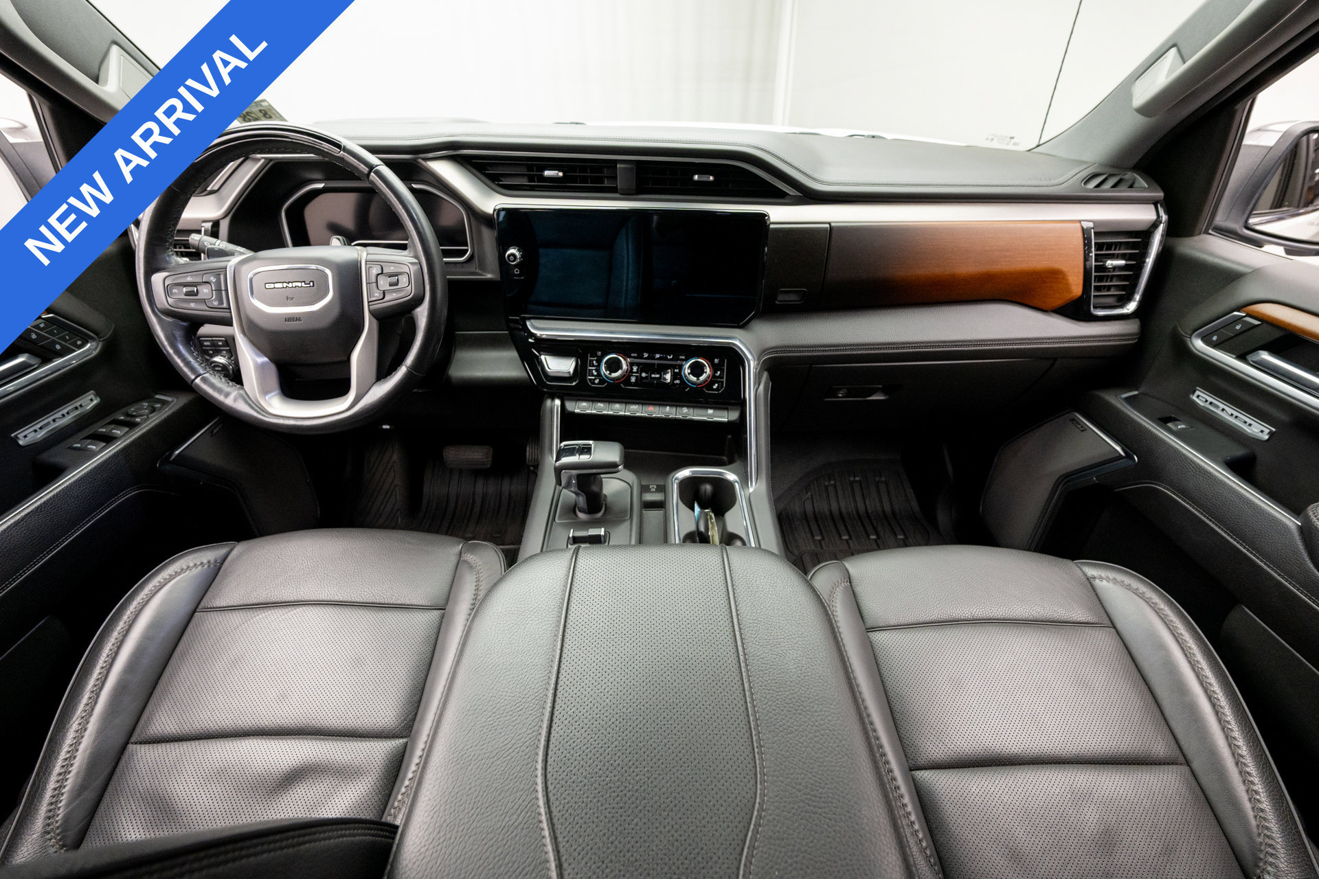 Used 2023 GMC Sierra 1500 Denali w/ Technology Package AWD/4WD image 8
