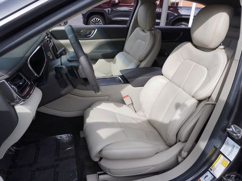 Used 2017 Lincoln Continental Select image 14