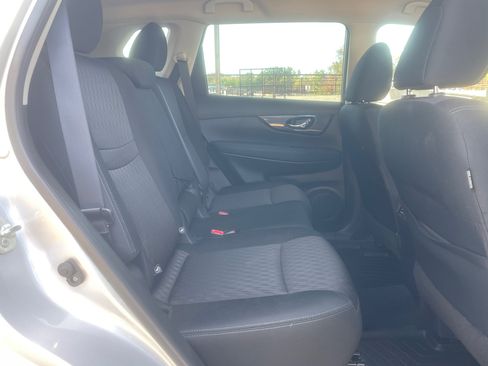 Used 2018 Nissan Rogue SV image 19