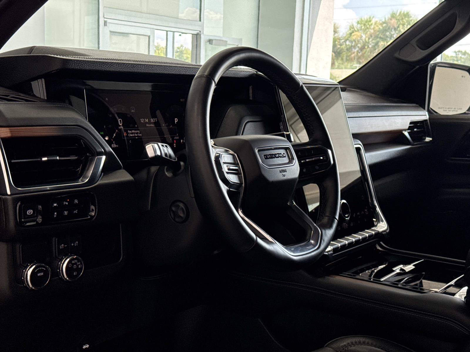 Used 2025 GMC Yukon Denali RWD image 15