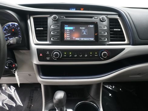 Used 2019 Toyota Highlander LE FWD image 20