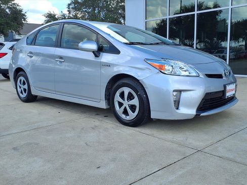 Used 2015 Toyota Prius Three image 2