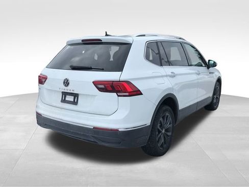 Used 2024 Volkswagen Tiguan SE image 2