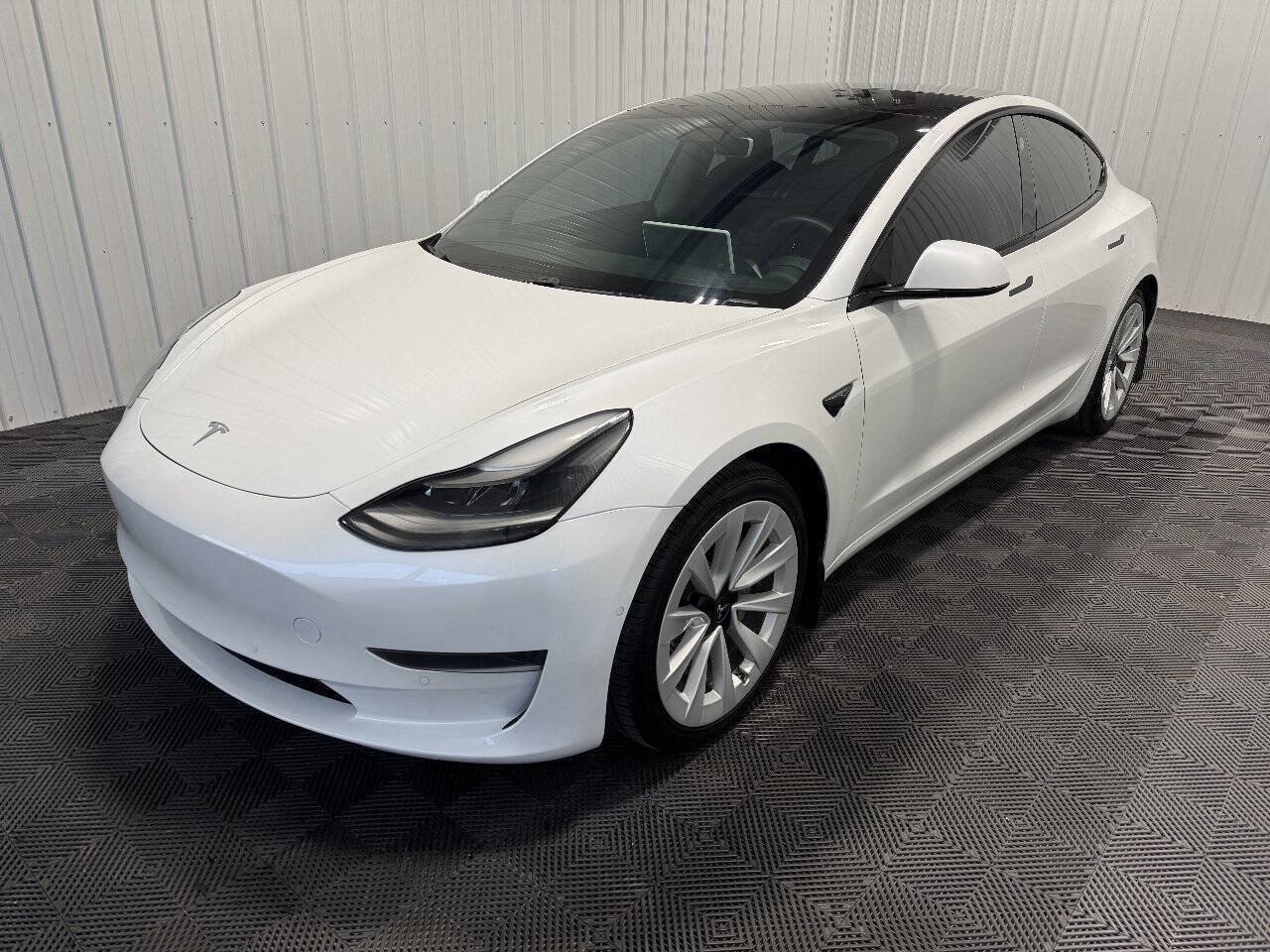 Used 2021 Tesla Model 3 Standard Range RWD image 1