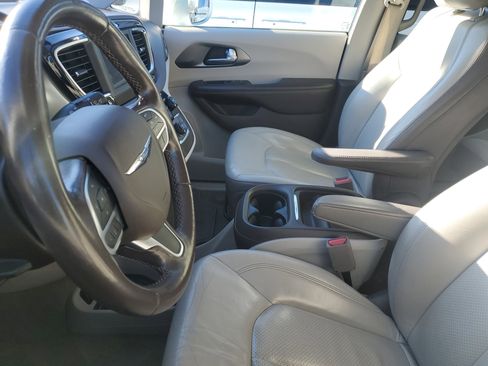 Used 2019 Chrysler Pacifica Touring-L image 10