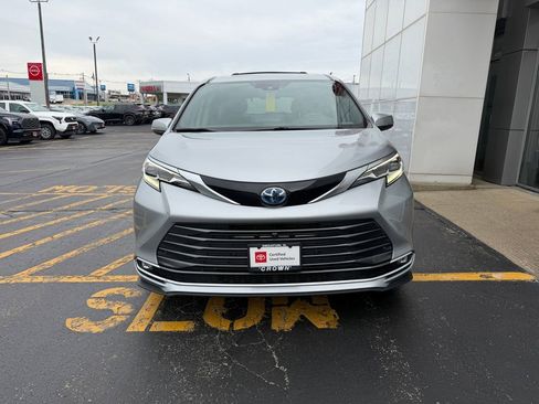 Used 2024 Toyota Sienna Platinum FWD image 2