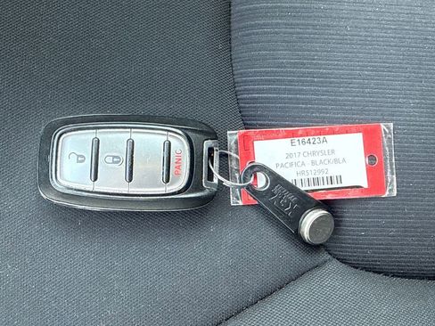 Used 2017 Chrysler Pacifica LX FWD image 4