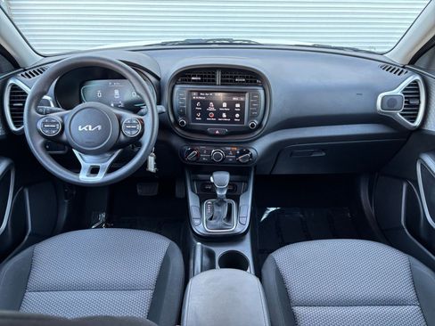 Used 2025 Kia Soul LX w/ LX Technology Package FWD image 31