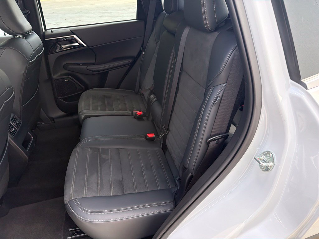 Used 2025 Mitsubishi Outlander SE AWD/4WD image 36