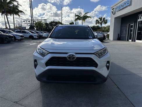 Used 2021 Toyota RAV4 XLE Premium image 9