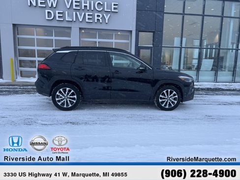 Used 2022 Toyota Corolla Cross XLE image 10