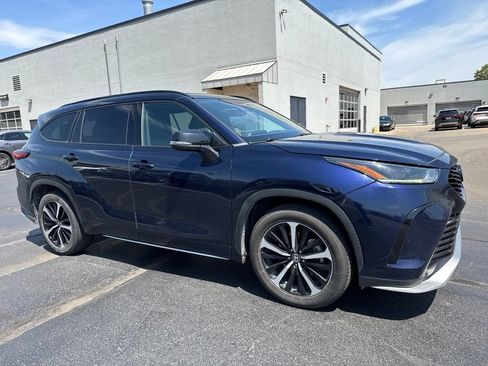 Used 2021 Toyota Highlander XSE FWD image 2