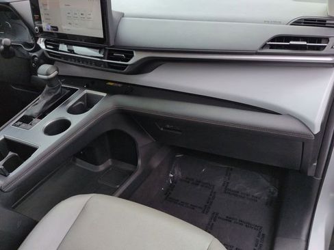 Certified 2025 Toyota Sienna XLE FWD image 32