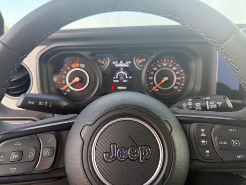 Used 2025 Jeep Wrangler Willys image 13