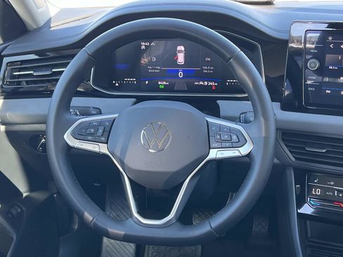 Certified 2025 Volkswagen Jetta SE image 8