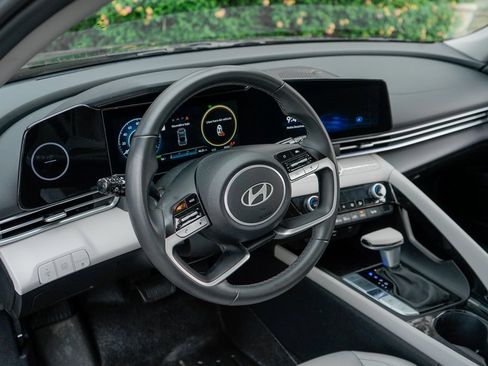 Used 2025 Hyundai Elantra Limited image 17