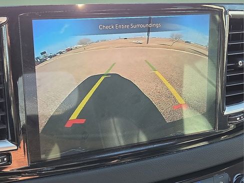 Used 2023 Chrysler Pacifica Touring-L image 21