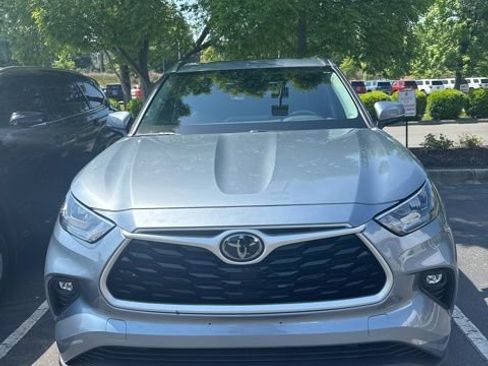 Used 2020 Toyota Highlander XLE AWD/4WD image 2