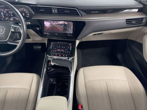 Used 2022 Audi e-tron Premium Plus w/ Premium Plus Package image 28