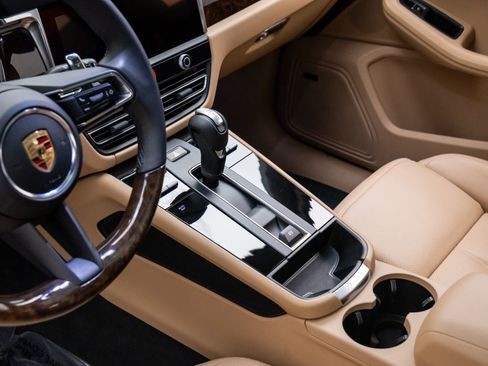 Certified 2025 Porsche Macan image 13