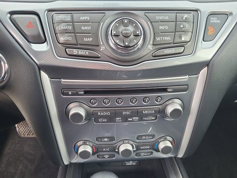 Used 2018 Nissan Pathfinder SL image 18