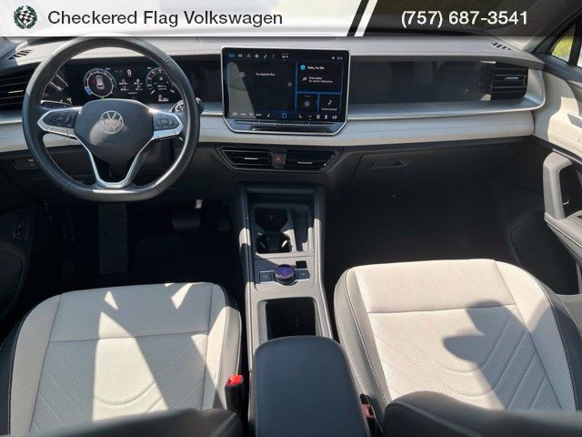 Used 2025 Volkswagen Tiguan SE FWD image 27