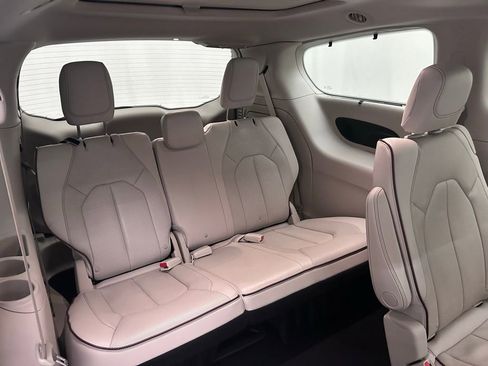 Used 2017 Chrysler Pacifica Limited image 16