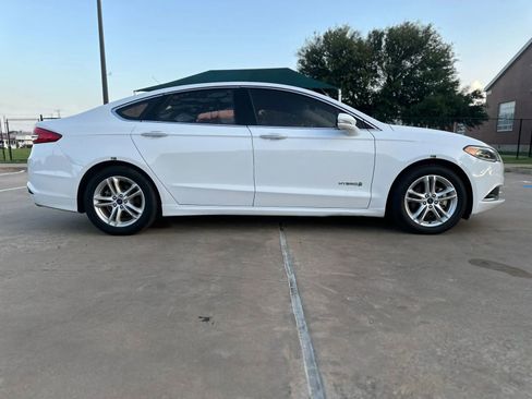 Used 2018 Ford Fusion SE w/ Equipment Group 602A FWD image 2