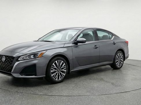 Used 2025 Nissan Altima 2.5 SV image 3