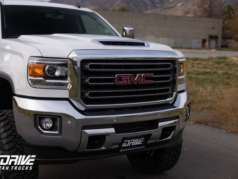 Used 2018 GMC Sierra 2500 SLT w/ Duramax Plus Package image 3