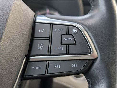 Used 2021 Toyota Highlander LE FWD image 16
