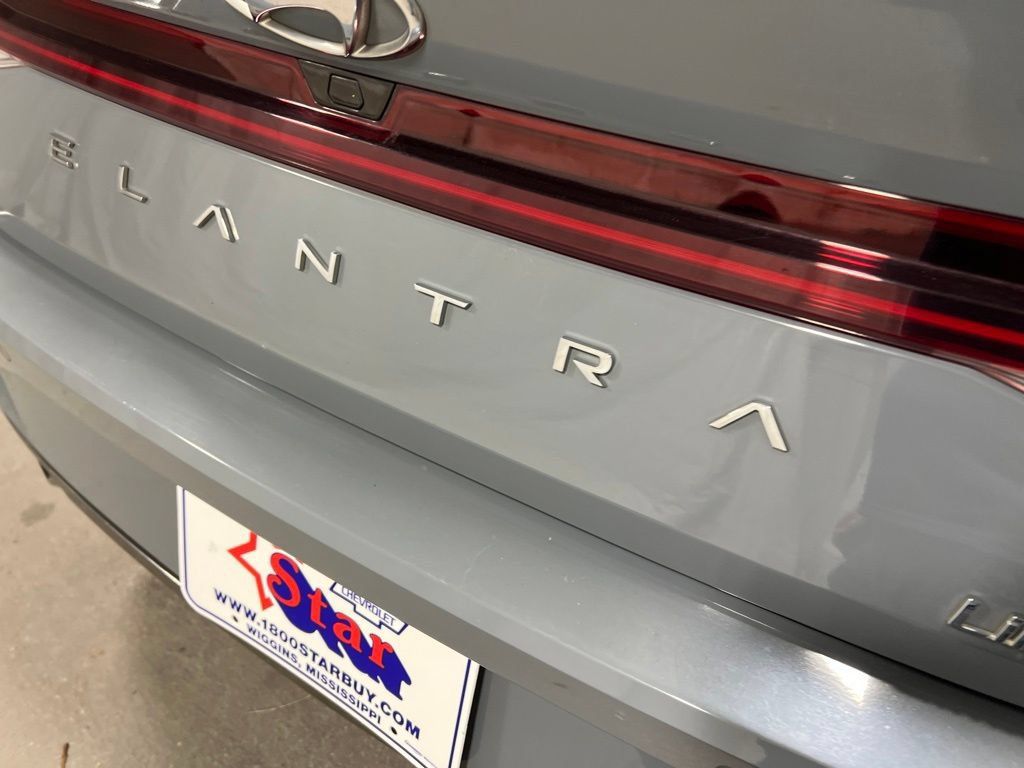 Used 2021 Hyundai Elantra Limited FWD image 15