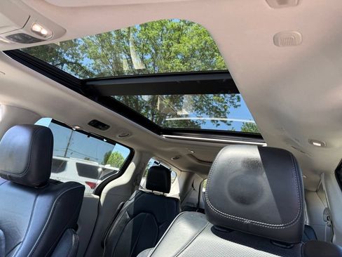 Used 2019 Chrysler Pacifica Limited w/ Advanced Safetytec Group FWD image 26
