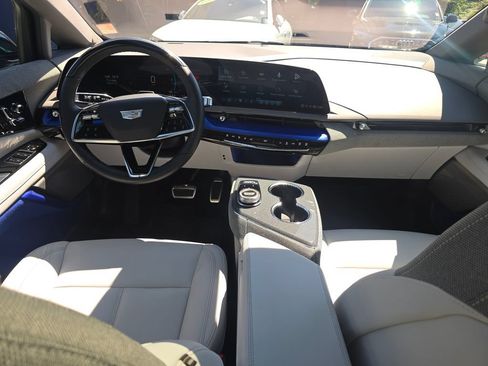 Used 2025 Cadillac Optiq Sport 1 w/ LPO, ONYX Package AWD/4WD image 18