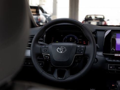 Used 2026 Toyota Camry SE FWD image 12
