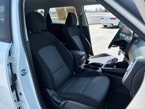 Used 2025 Kia Soul LX w/ LX Technology Package FWD image 34