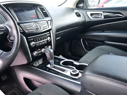 Used 2020 Nissan Pathfinder SV image 26