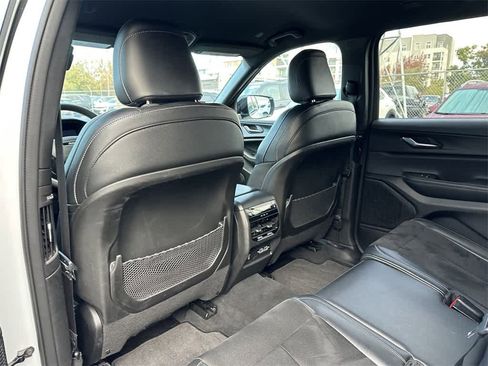 Used 2024 Jeep Grand Cherokee L Laredo image 12