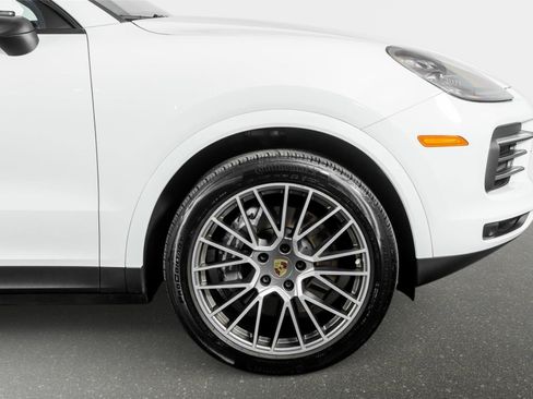 Used 2023 Porsche Cayenne Platinum Edition image 4