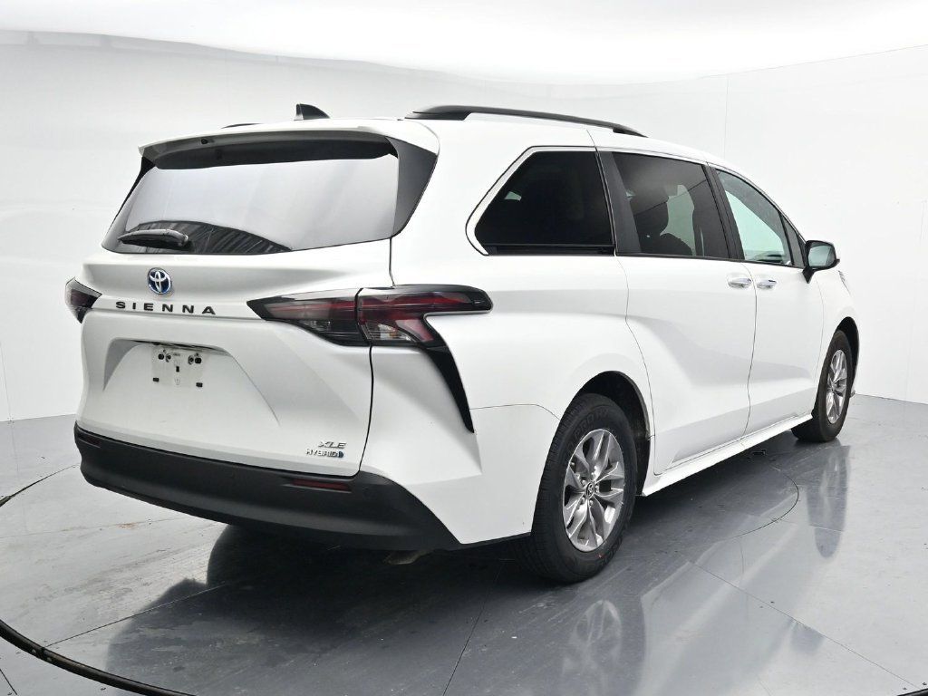 Used 2024 Toyota Sienna XLE FWD image 7