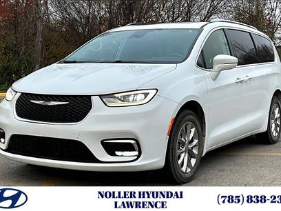 Used 2021 Chrysler Pacifica Touring-L w/ Uconnect Theater Family Group