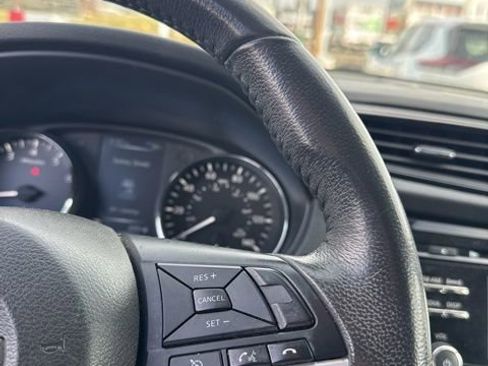 Used 2017 Nissan Rogue SV w/ Sun & Sound Touring Package image 14