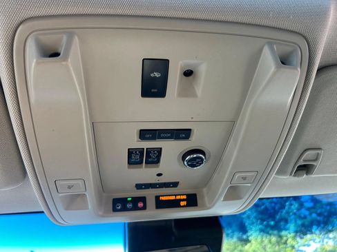 Used 2018 Cadillac Escalade Luxury RWD image 19