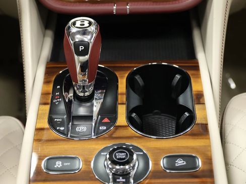 Used 2020 Bentley Bentayga Plug-In Hybrid image 51