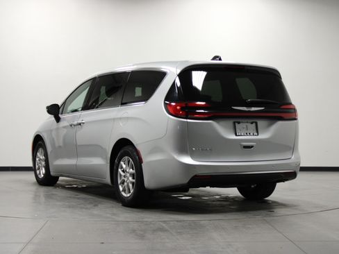 Used 2024 Chrysler Pacifica Touring-L image 6