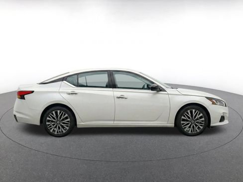 Used 2025 Nissan Altima 2.5 SV FWD image 9