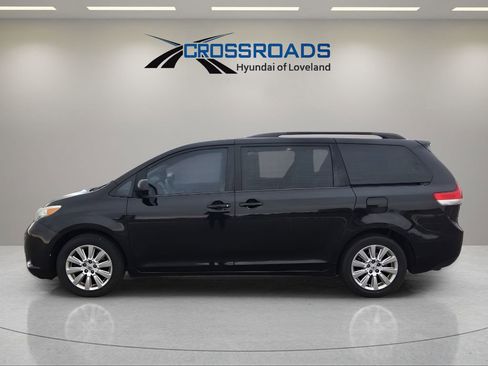 Used 2014 Toyota Sienna XLE image 2
