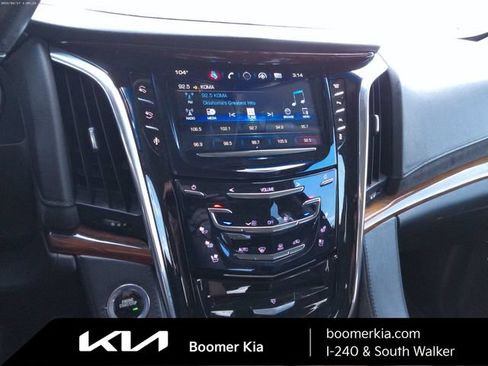 Used 2016 Cadillac Escalade Luxury AWD/4WD image 8