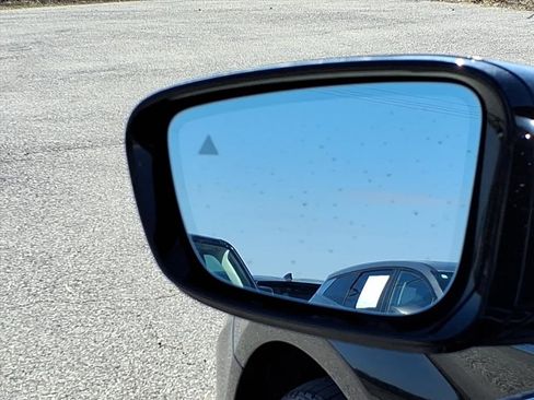 Used 2023 BMW 530e xDrive w/ Convenience Package image 17