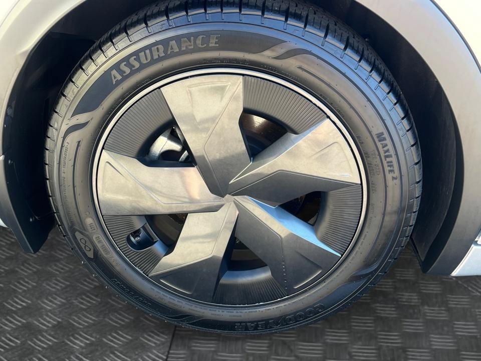 Used 2025 Toyota Prius LE FWD image 22